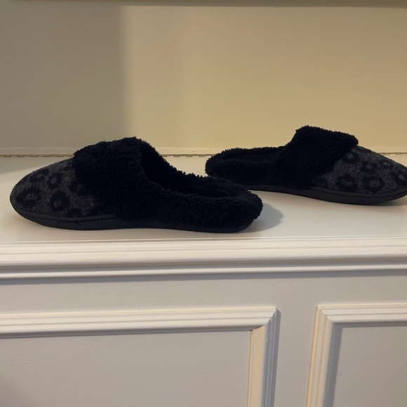 Black and gray woman’s slippers - Picture 3 of 7